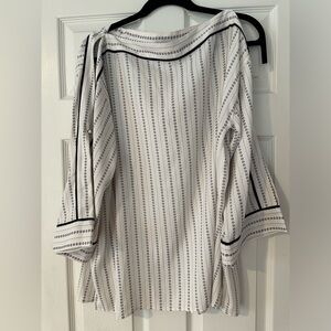 GREAT CONDITION women’s blouse with square neck and button/loop closures.